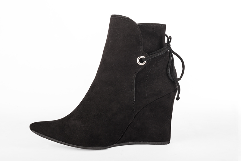 Matt black women's ankle boots with laces at the back. Tapered toe. Very high wedge heels. Profile view - Florence KOOIJMAN